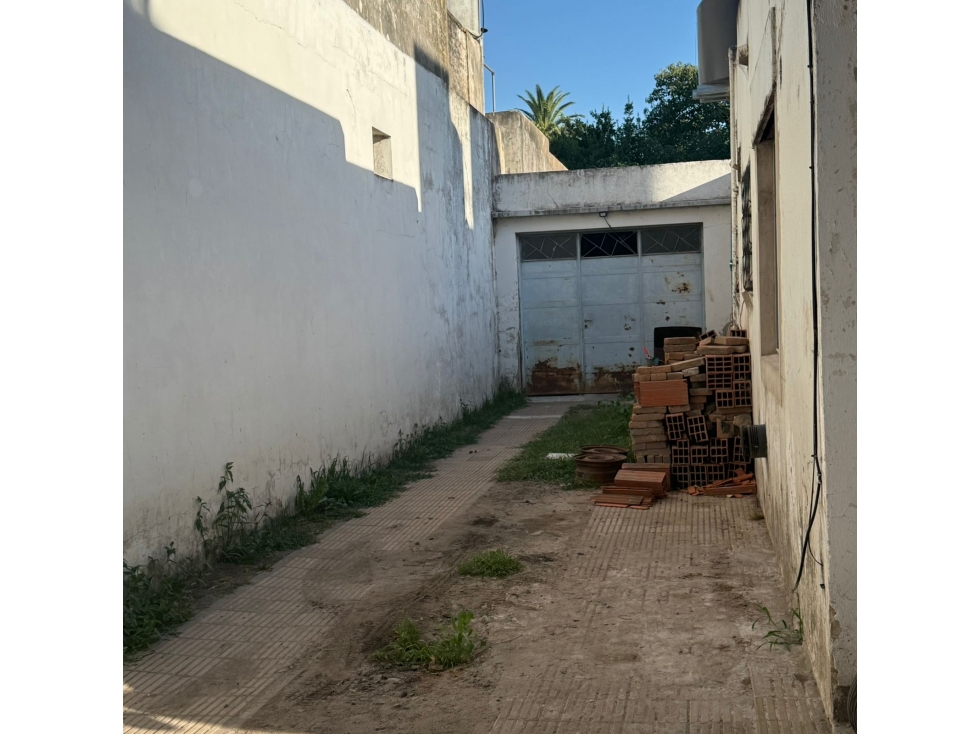 CASA CENTRICA SOBRE AVENIDA A REMODELAR — foto 3