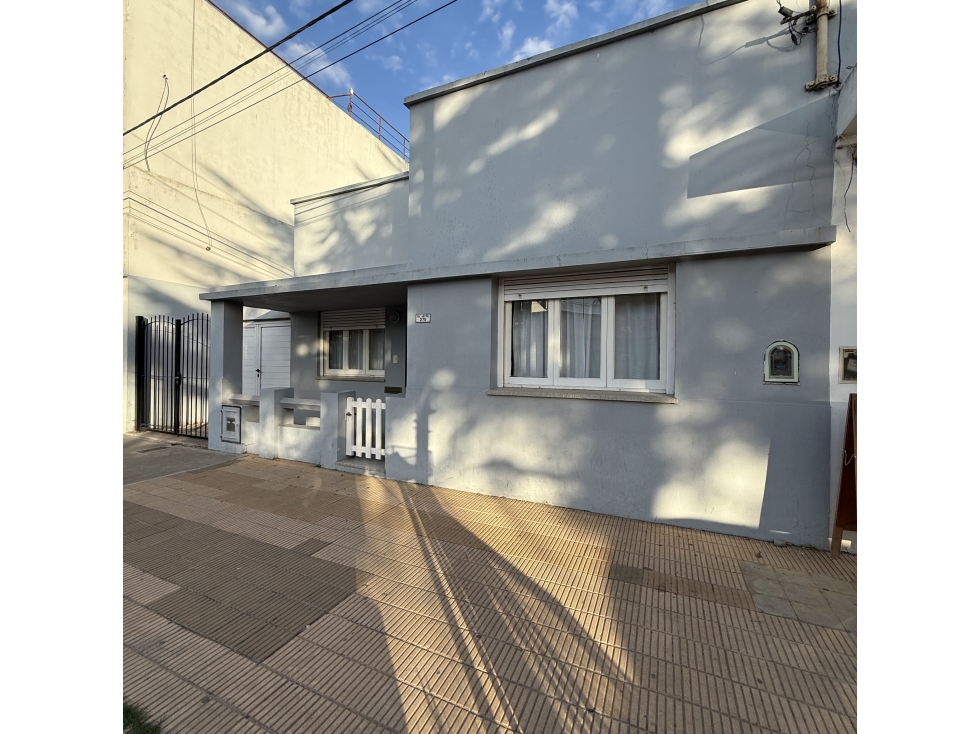 Casa céntrica sobre Mitre - ¡Ideal desarrollo comercial! - 1