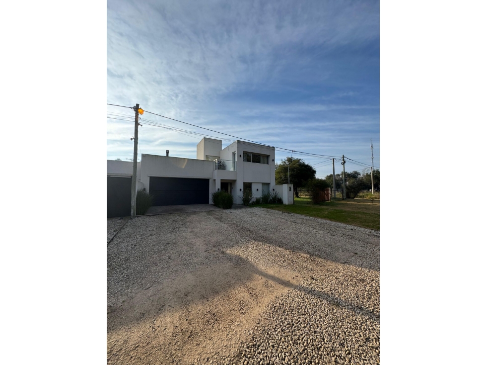 Moderna casa sobre calle Saenz Peña - 2