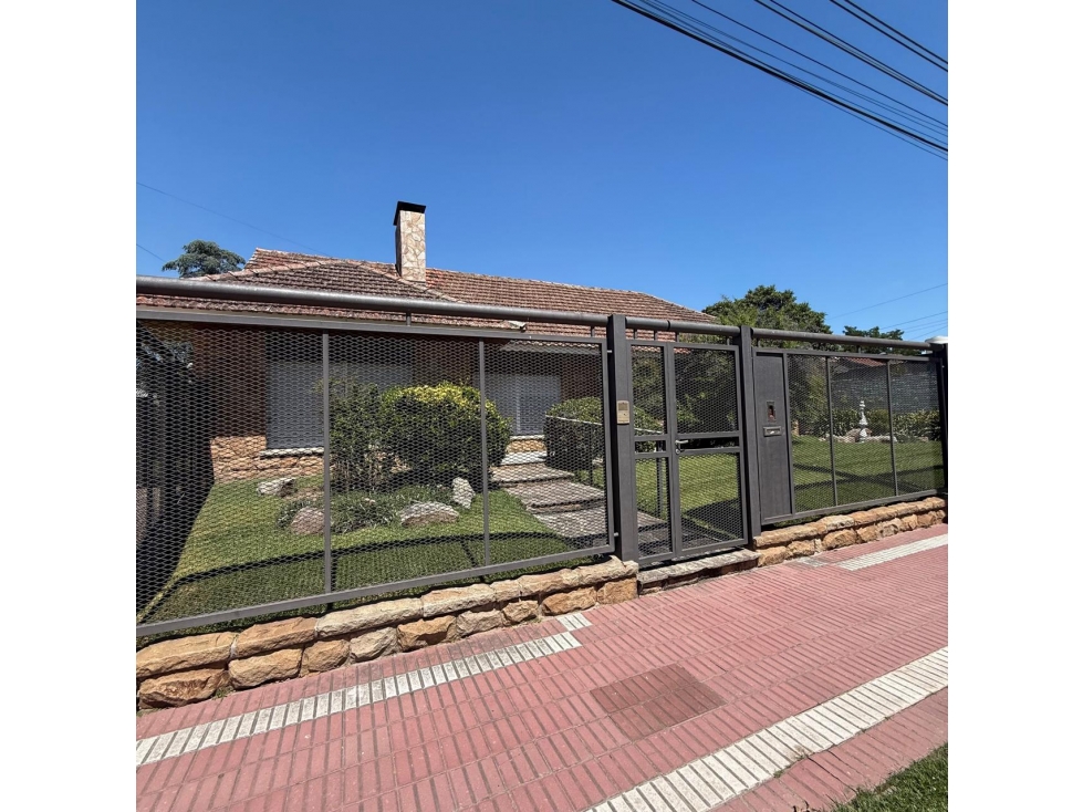 Casa quinta céntrica sobre calle Alberti en Brandsen
