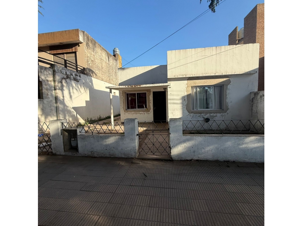 CASA CENTRICA SOBRE AVENIDA A REMODELAR