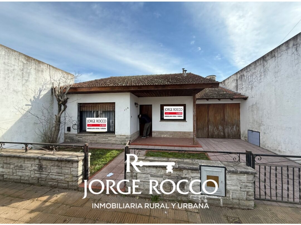 Casa céntrica en venta. Calle San Martín y Alberti en Brandsen