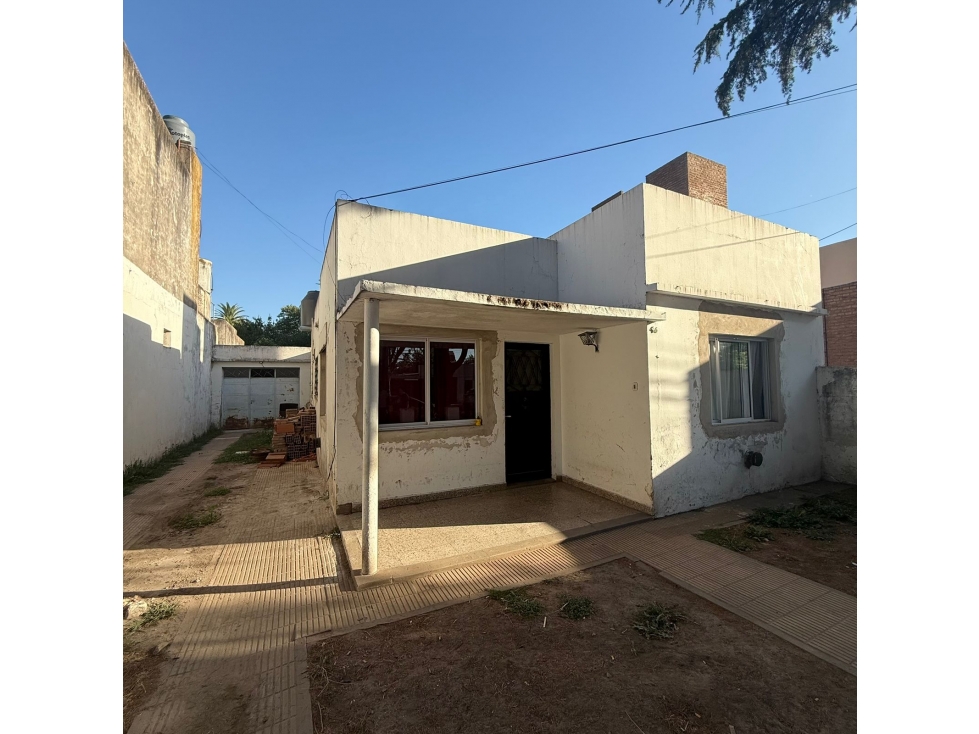CASA CENTRICA SOBRE AVENIDA A REMODELAR — foto 2