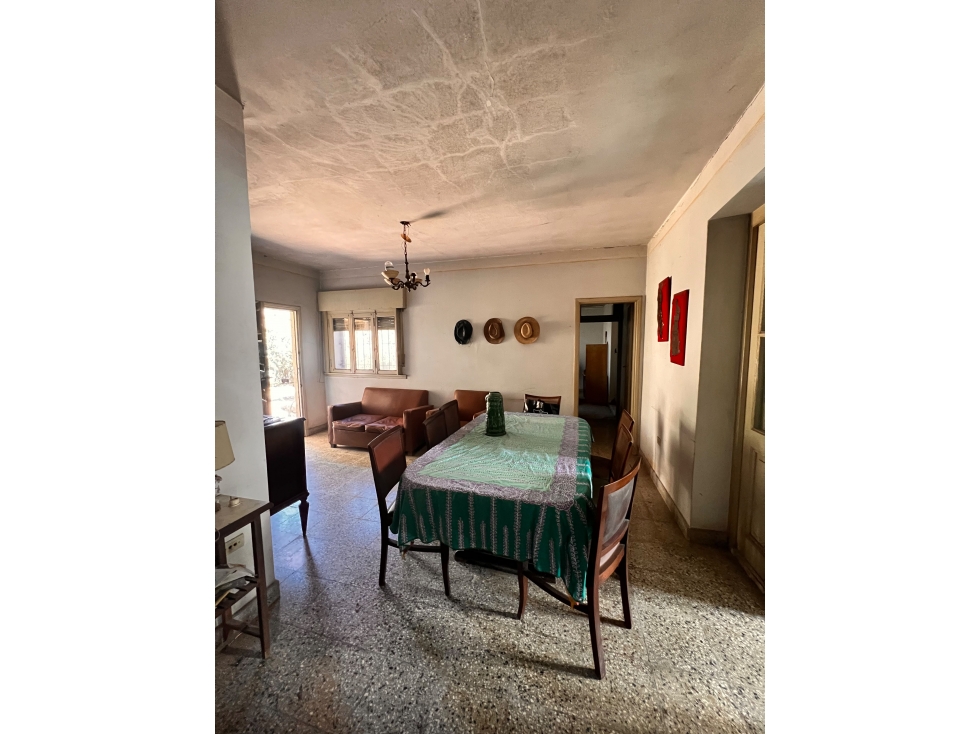 Importante casa a refacciónar con local y depto - 2