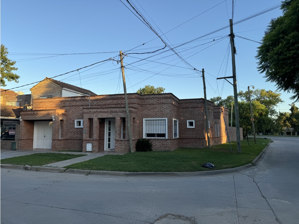 Casa céntrica con Lote sobre Ruta 215 - Brandsen