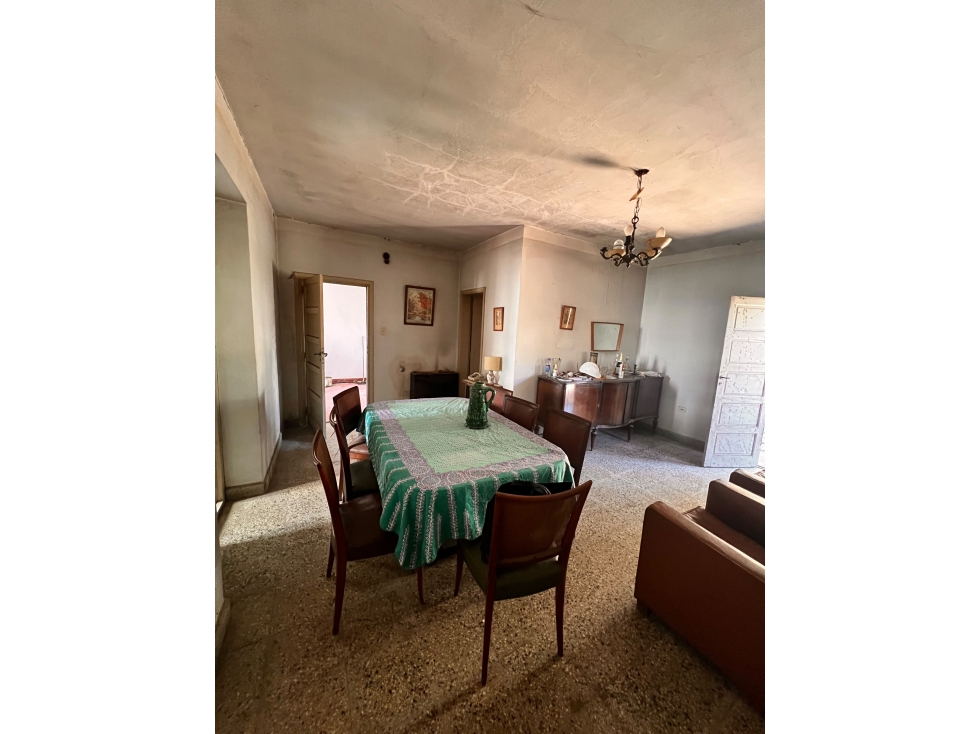 Importante casa a refacciónar con local y depto - 3