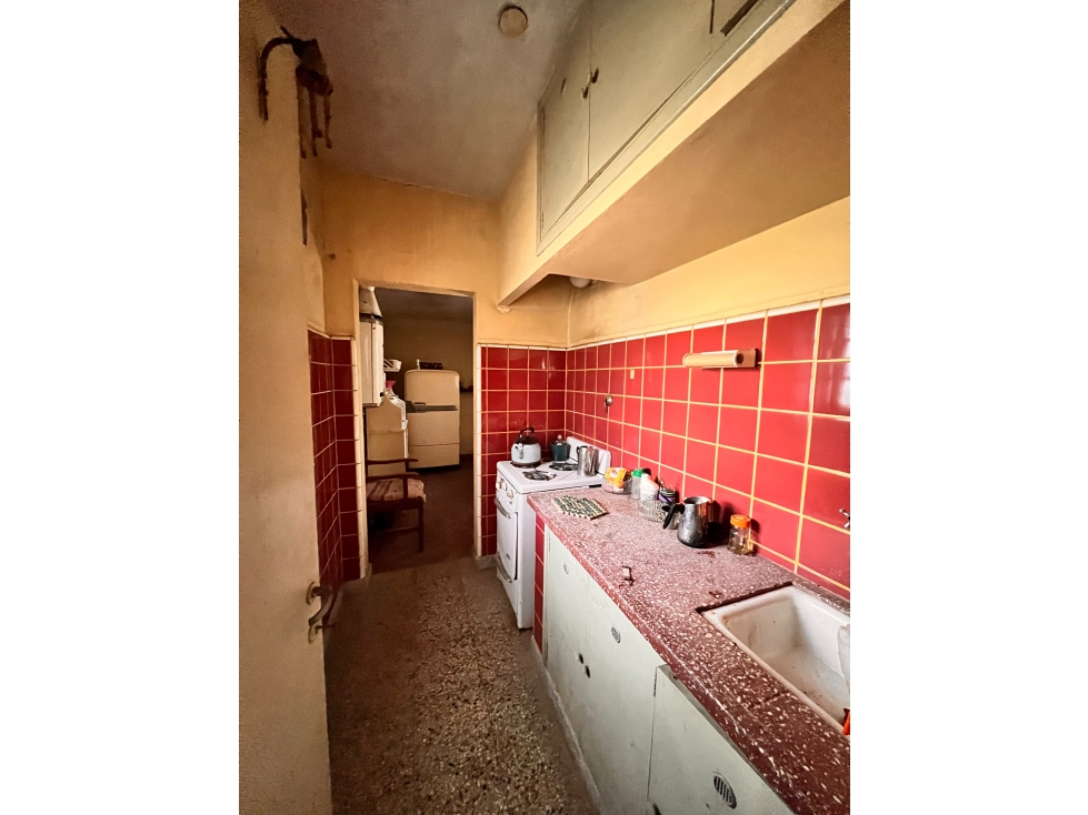 Importante casa a refacciónar con local y depto - 4