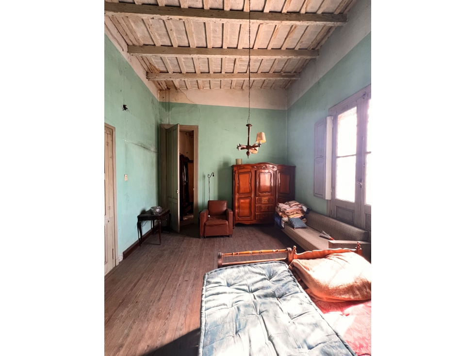 Importante casa a refacciónar con local y depto - 5