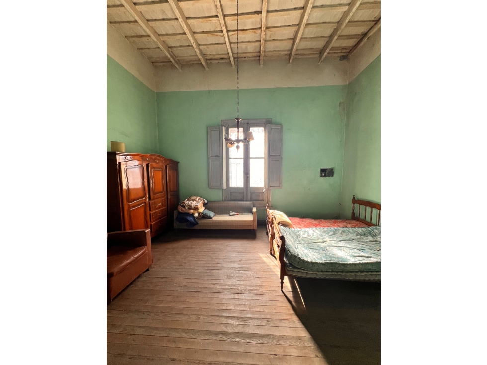 Importante casa a refacciónar con local y depto - 6
