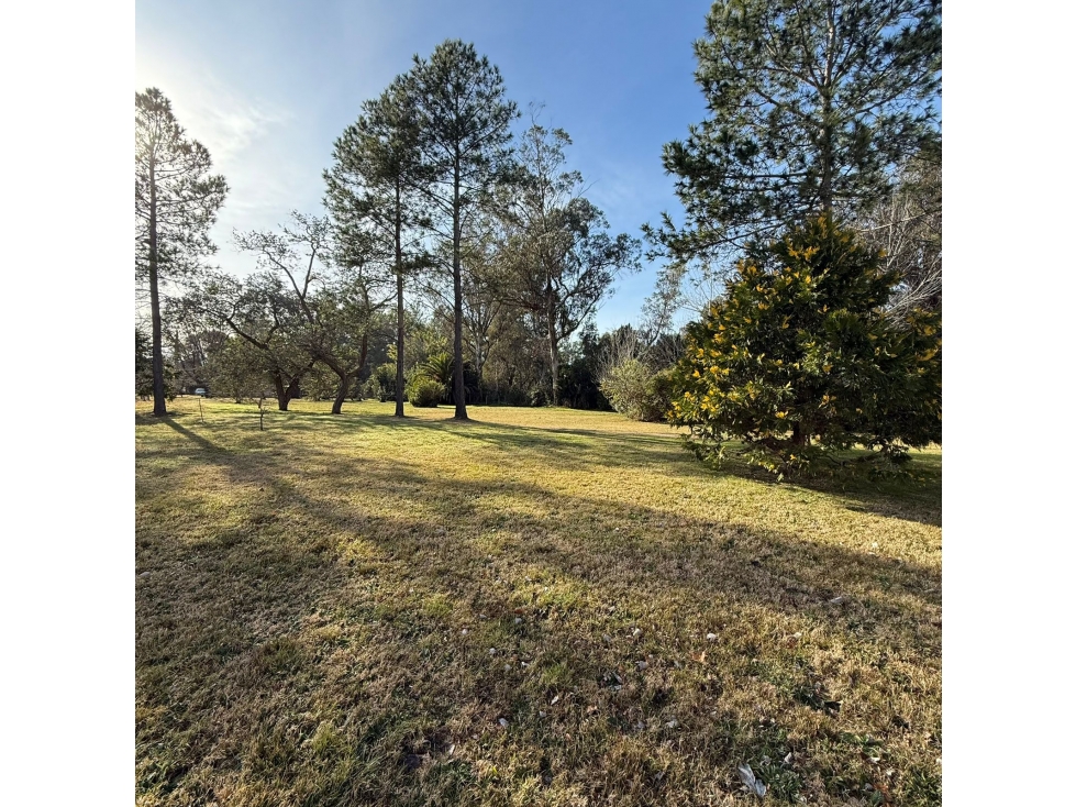 Lote en venta con construcción en Barrio Los Bosquecitos en Brandsen - 1