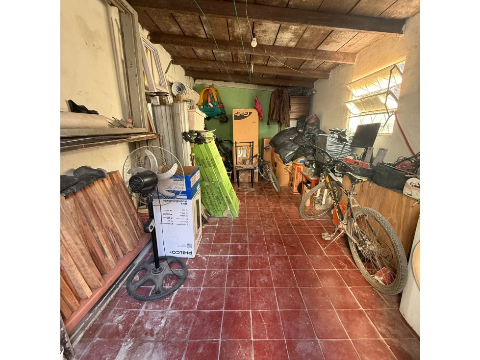 CASA CENTRICA SOBRE AVENIDA A REMODELAR — foto 4