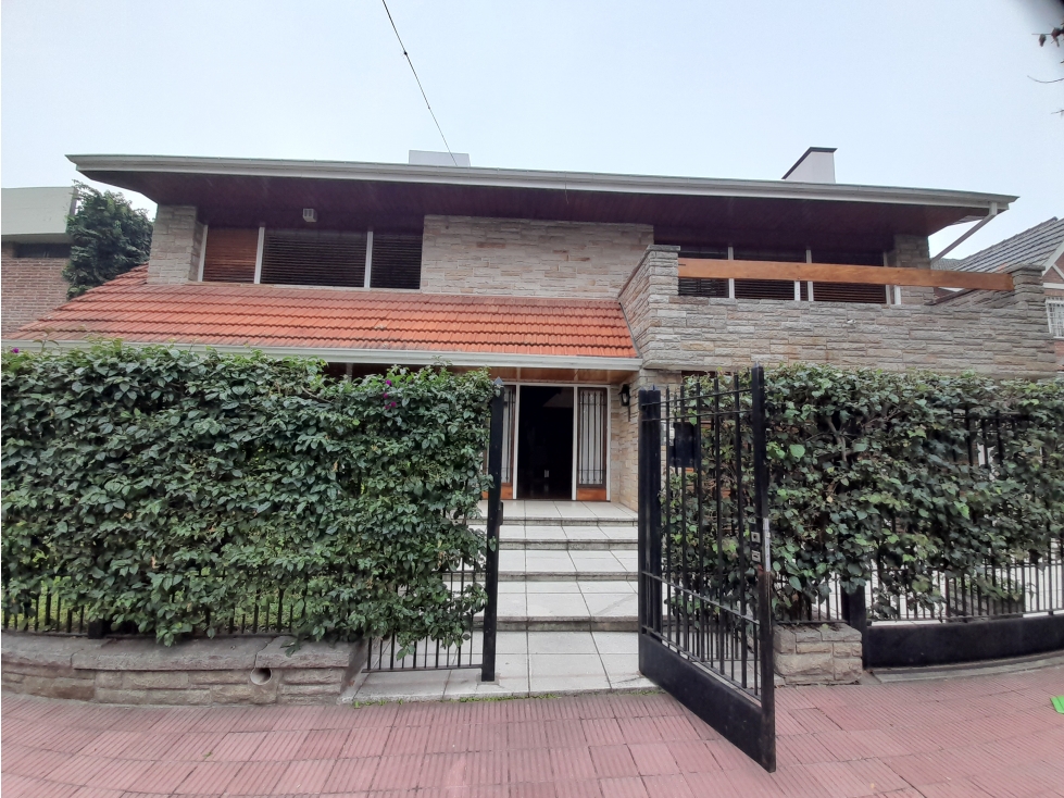 HERMOSA CASA DOS PLANTAS JARDIN CON PISCINA Y QUINCHO CON PARRILLA - 1