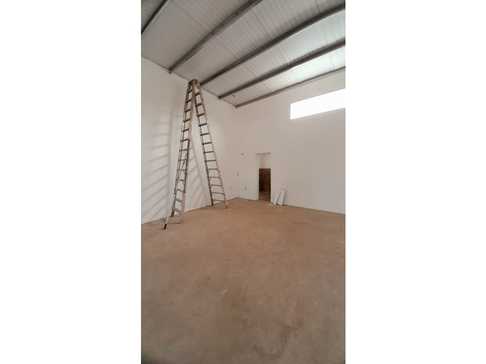 VENTA - GALPON NUEVO CON RENTA - 250 MTS 2 - INVERSION - TRES ARROYOS - 4