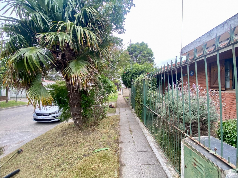 LATORRE PROP. VENDE CASA DE 4 AMB CON PARQUE — foto 3