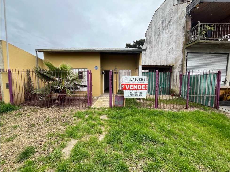LATORRE PROP. VENDE CASA CON AMPLIO PARQUE - APTO CREDITO - 1