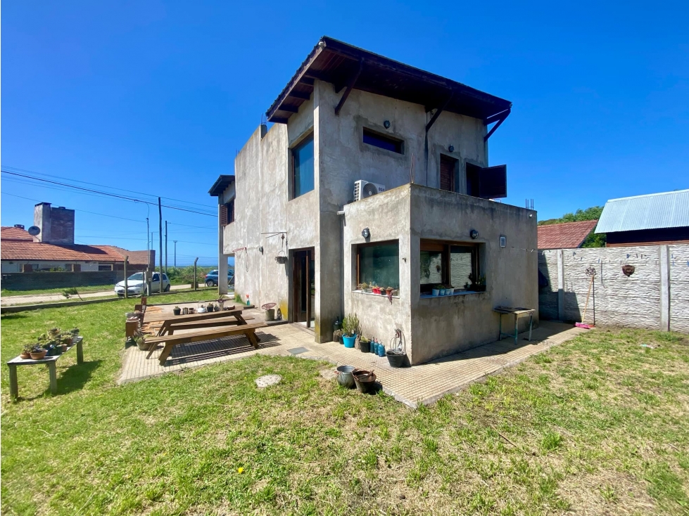 LATORRE PROP. VENDE CASA C/ PARQUE A METROS DEL MAR