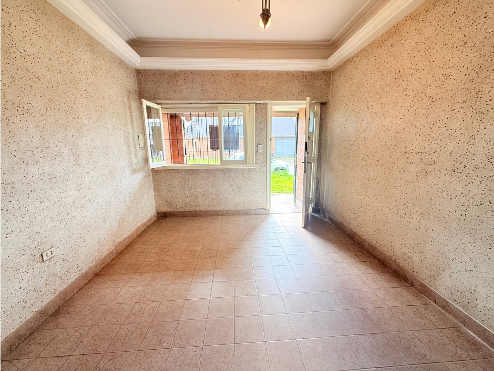 LATORRE PROP. VENDE CHALET CON DEPTO - VILLA PRIMERA - 5