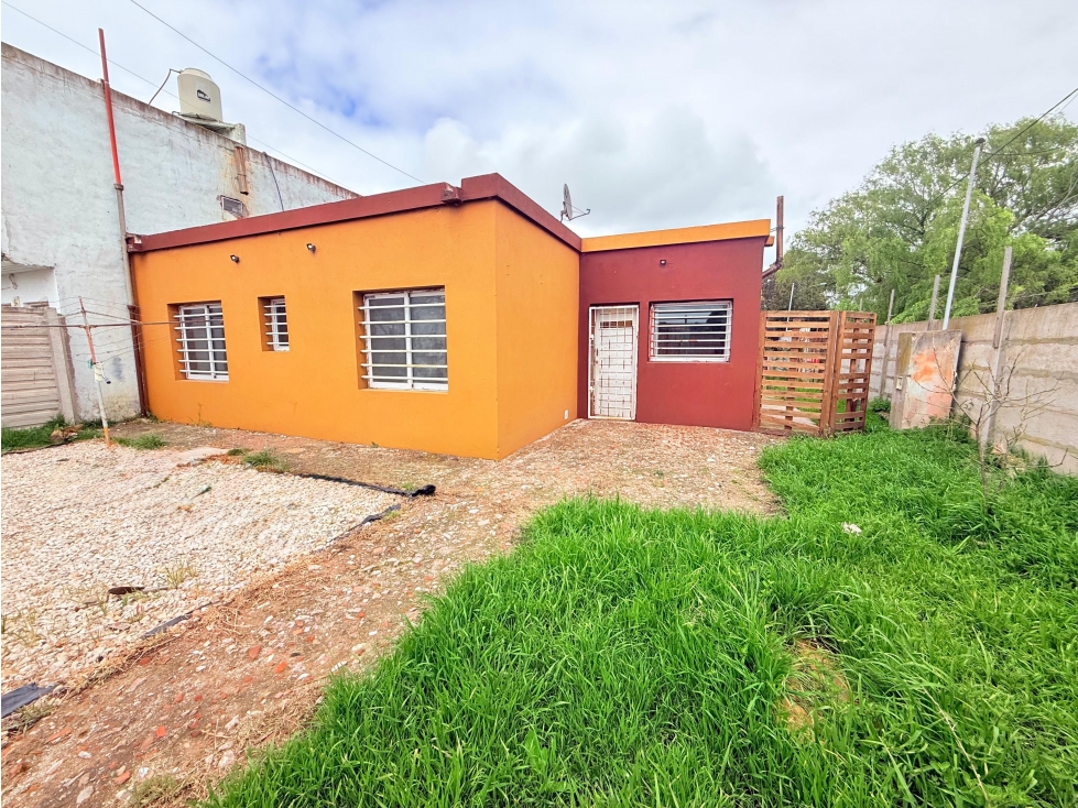 LATORRE PROP. ALQUILA 24 MESES CASA 4 AMB. CON PARQUE