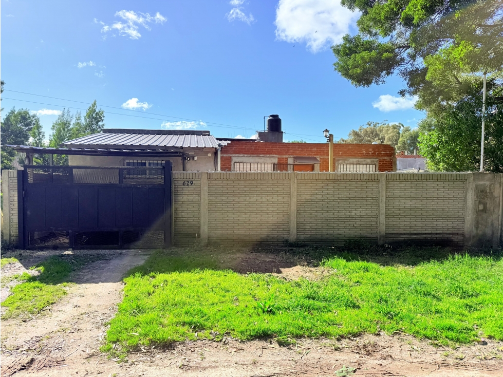 LATORRE PROP. VENDE CASA 4 AMB CON HERMOSO PARQUE - 1