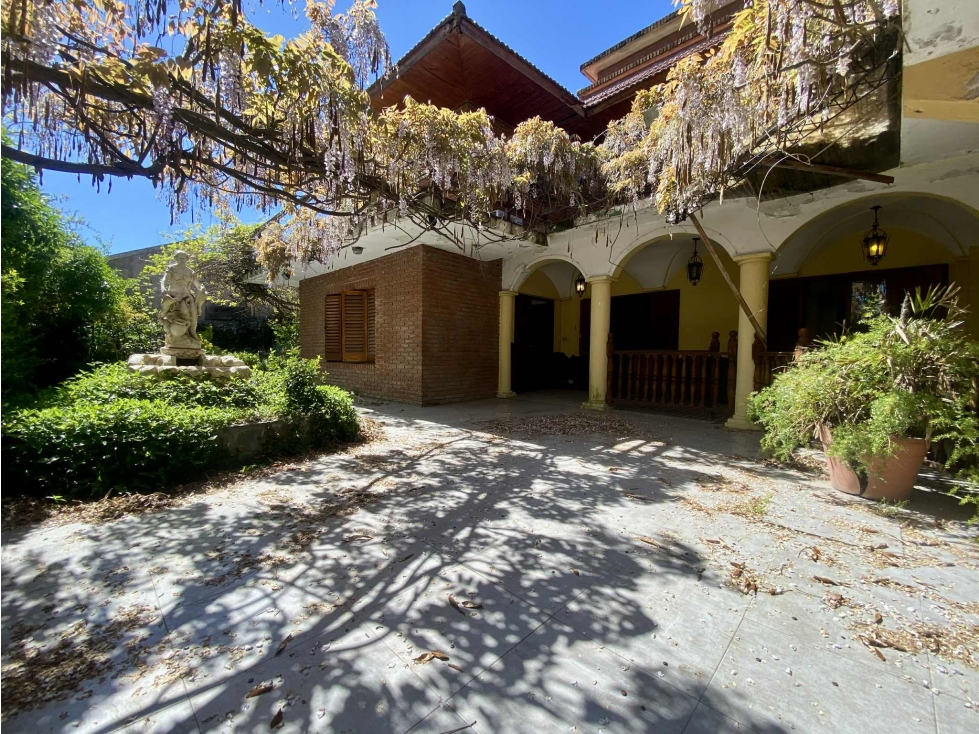 LATORRE PROP. VENDE CHALET DE 5 AMB. CON HERMOSO PARQUE