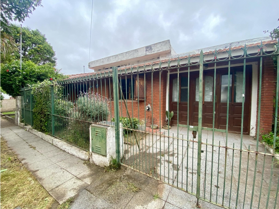 LATORRE PROP. VENDE CASA DE 4 AMB CON PARQUE — foto 2