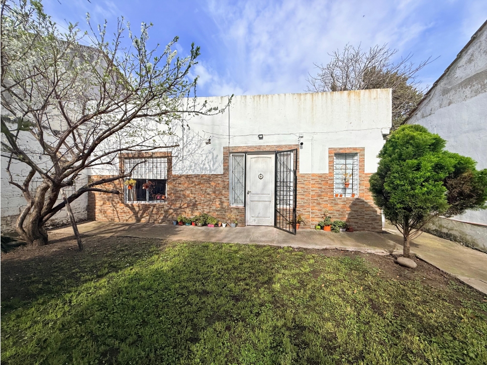 LATORRE PROP. VENDE CASA 3 AMB. CON HERMOSO PARQUE.