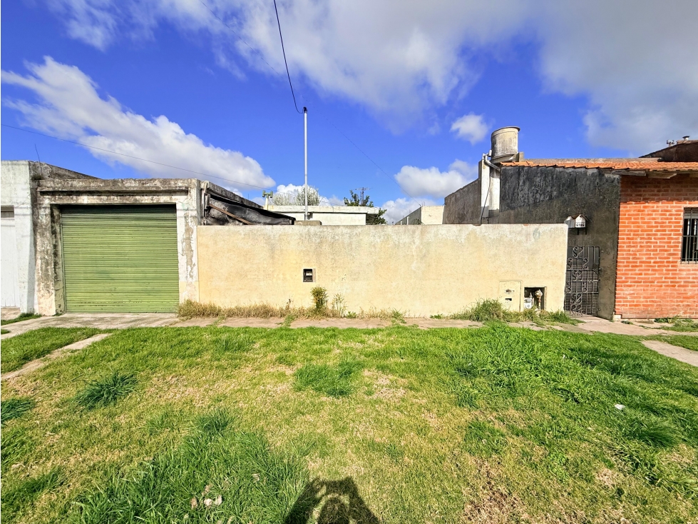 LATORRE PROP. VENDE CHALET CON DEPTO - VILLA PRIMERA - 3