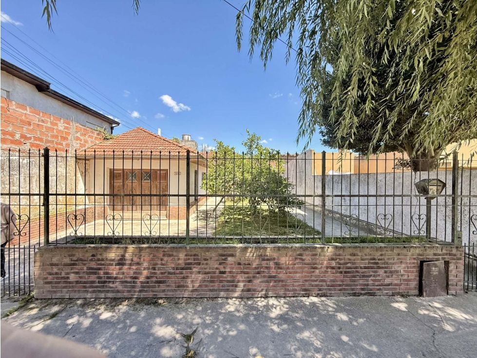 LATORRE PROP. VENDE CHALET 4 AMB CON PARQUE Y GARAGE