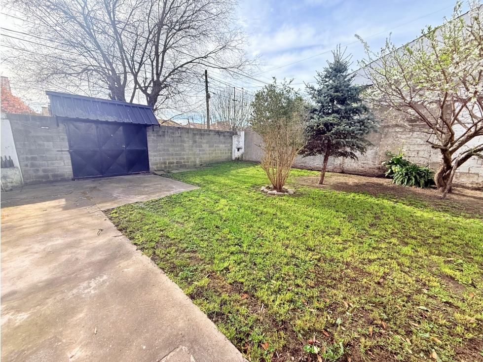 LATORRE PROP. VENDE CASA 3 AMB. CON HERMOSO PARQUE. — foto 3
