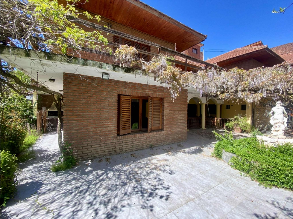 LATORRE PROP. VENDE CHALET DE 5 AMB. CON HERMOSO PARQUE — foto 2