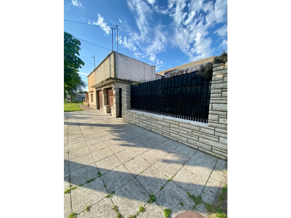 LATORRE PROP. VENDE CASA CON GARAGE Y PATIO — foto 3