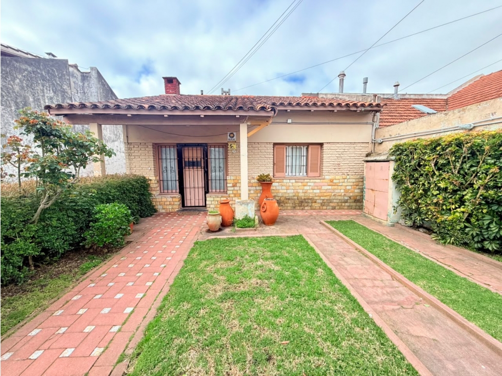 LATORRE PROP. VENDE CHALET CON GALPON EN PARQUE LURO