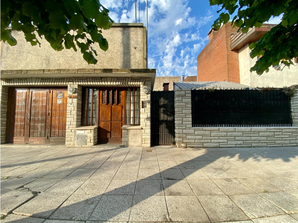 LATORRE PROP. VENDE CASA CON GARAGE Y PATIO