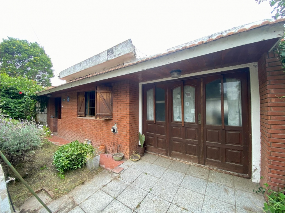 LATORRE PROP. VENDE CASA DE 4 AMB CON PARQUE