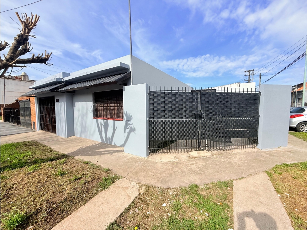 LATORRE PROP. ALQUILA 24 MESES CASA CON PATIO.