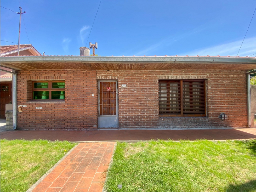 LATORRE PROP. VENDE CASA 3 AMB CON PARQUE Y GARAGE
