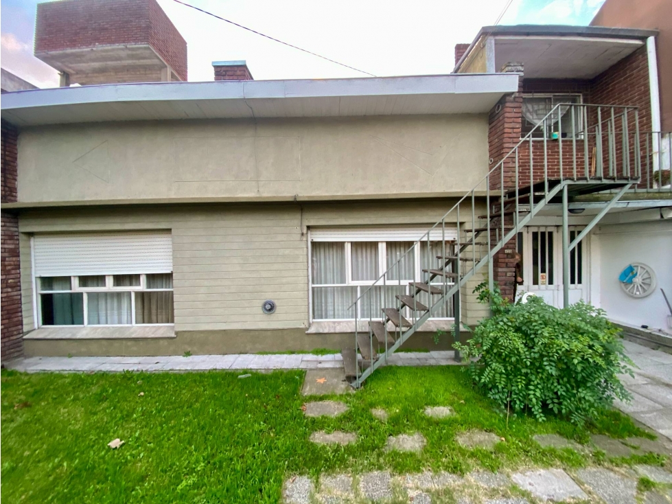LATORRE PROP. VENDE CHALET + DEPTO S/ AV. JARA