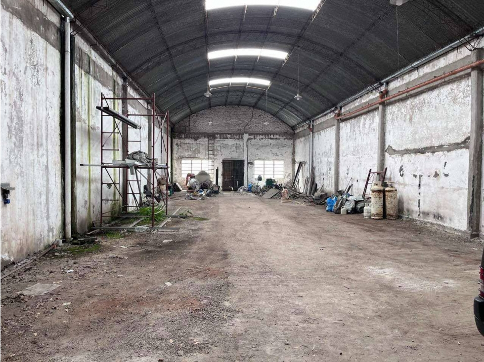 LATORRE PROP. VENDE AMPLIO GALPON DE 350 M2 - 1