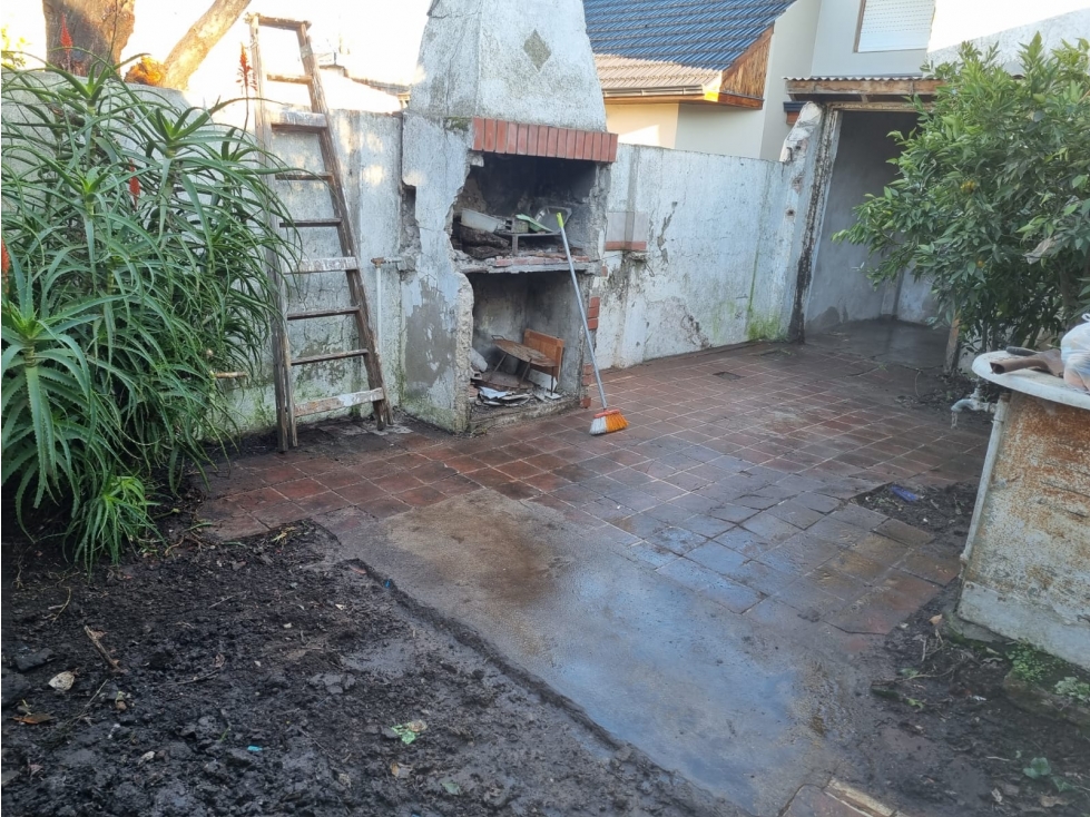 LATORRE PROP. VENDE CASA CON LOCALES - S/ ARTURO ALIO. — foto 3