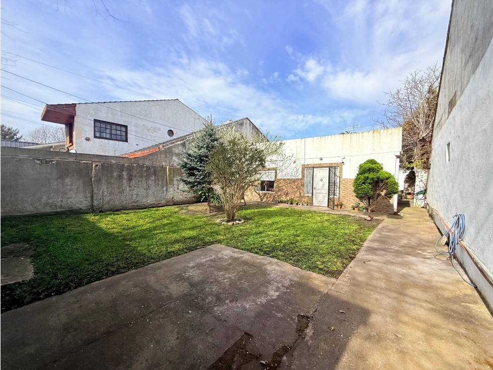 LATORRE PROP. VENDE CASA 3 AMB. CON HERMOSO PARQUE. — foto 4