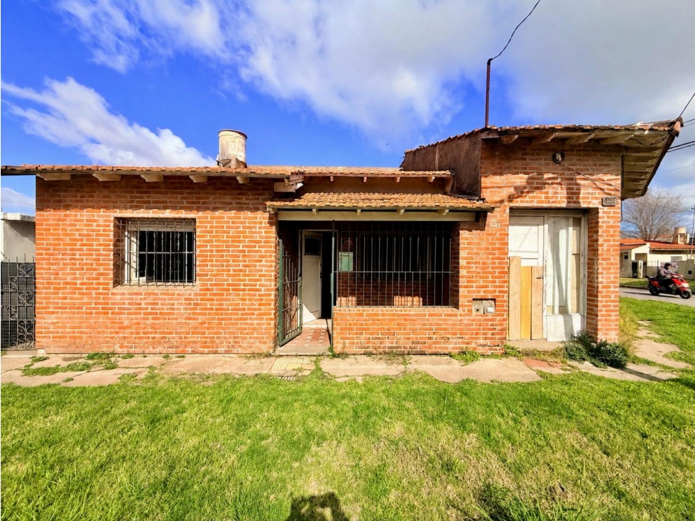 LATORRE PROP. VENDE CHALET CON DEPTO - VILLA PRIMERA - 1