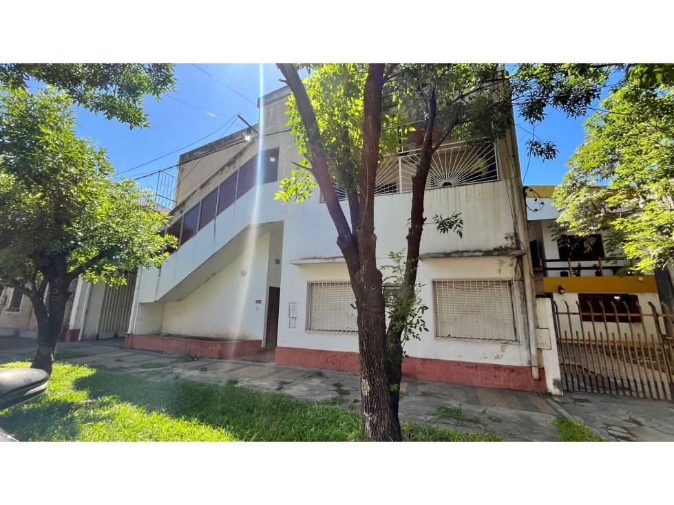 Salón comercial y vivienda a metros de Av 25 de Mayo!