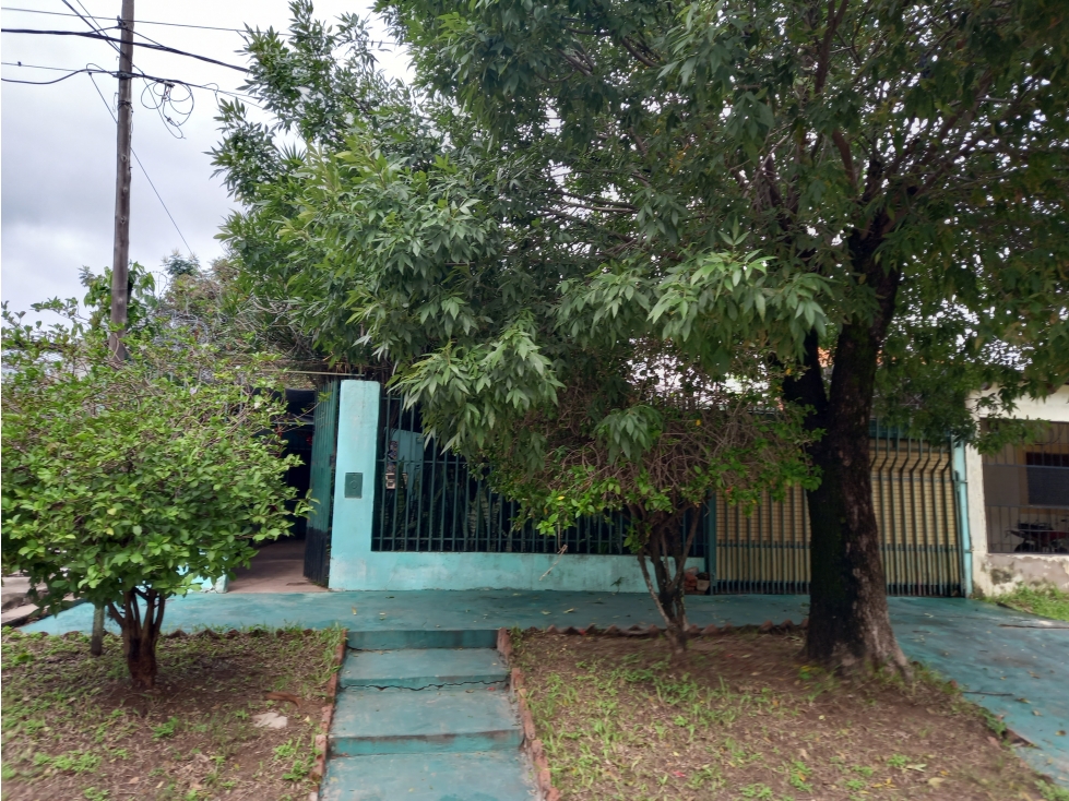 Oportunidad! Casa sobre asfalto cercana al DOMO DEL CENTENARIO! - 2