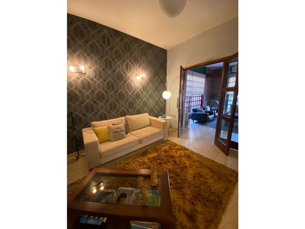 La casona de Narciso, múltiples ambientes sobre avenida! — foto 5