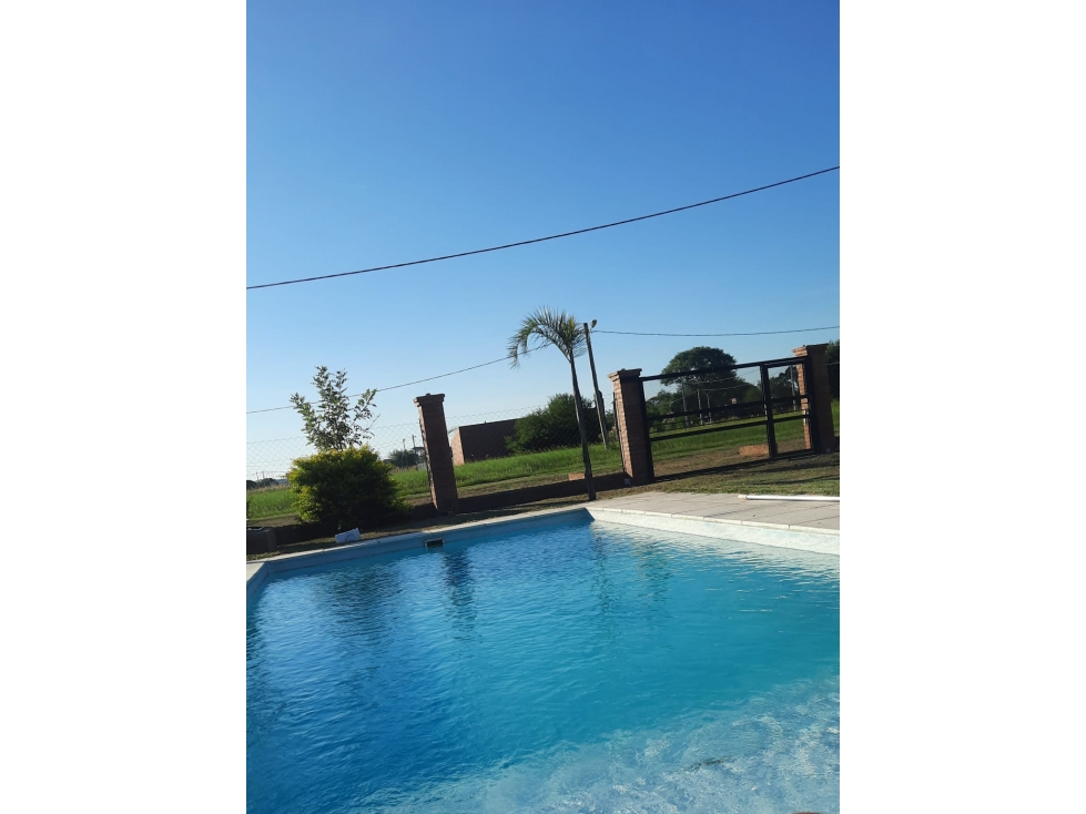 Casa con 2 dormitorios y pileta en Colonia Benitez, B° Los Hornos - 1