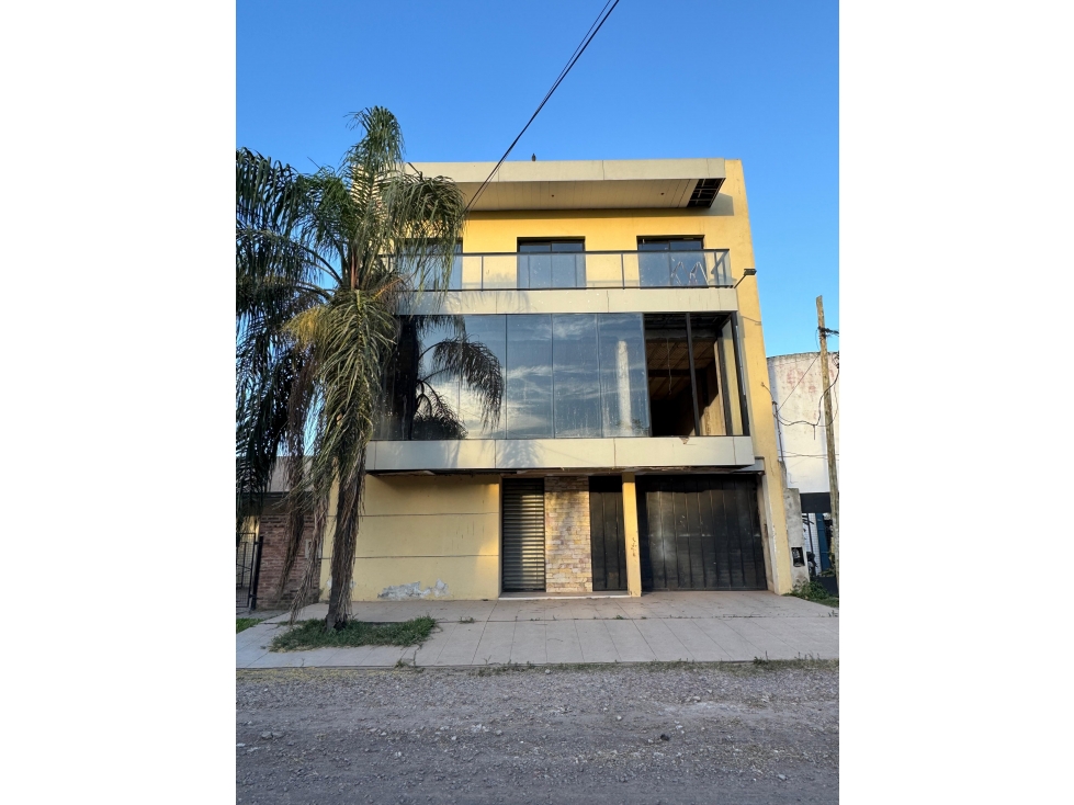 Edificio con Local en PB, galpón y departamentos u oficinas