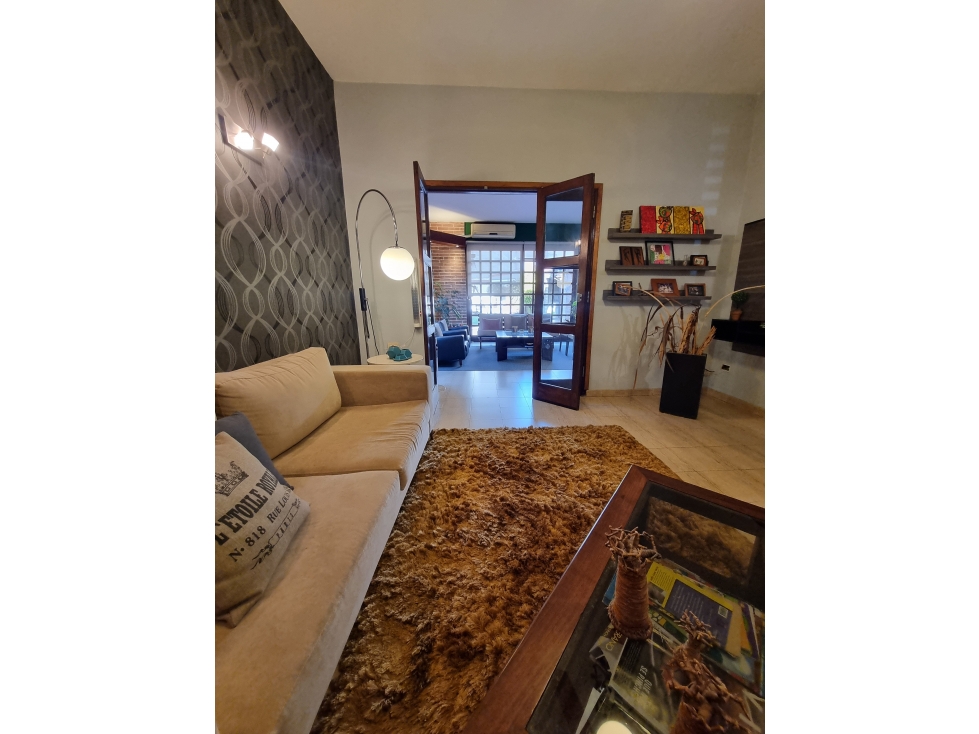 La casona de Narciso, múltiples ambientes sobre avenida! — foto 3