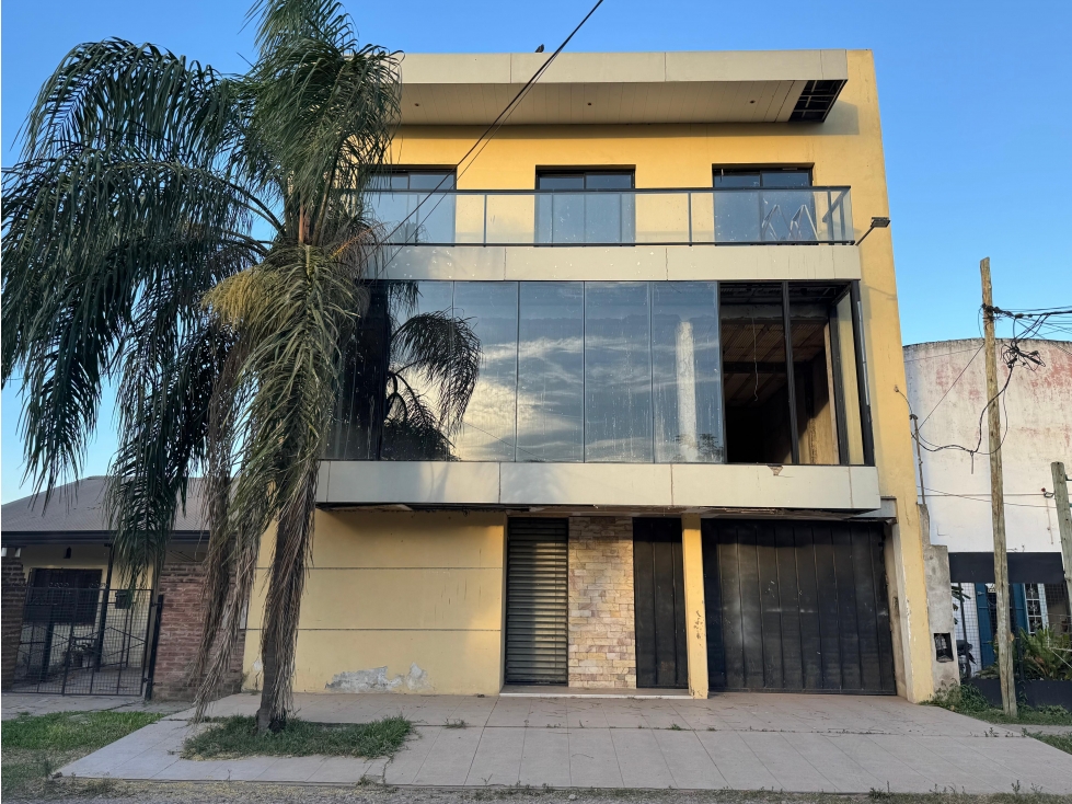 Edificio con Local en PB, galpón y departamentos u oficinas — foto 2