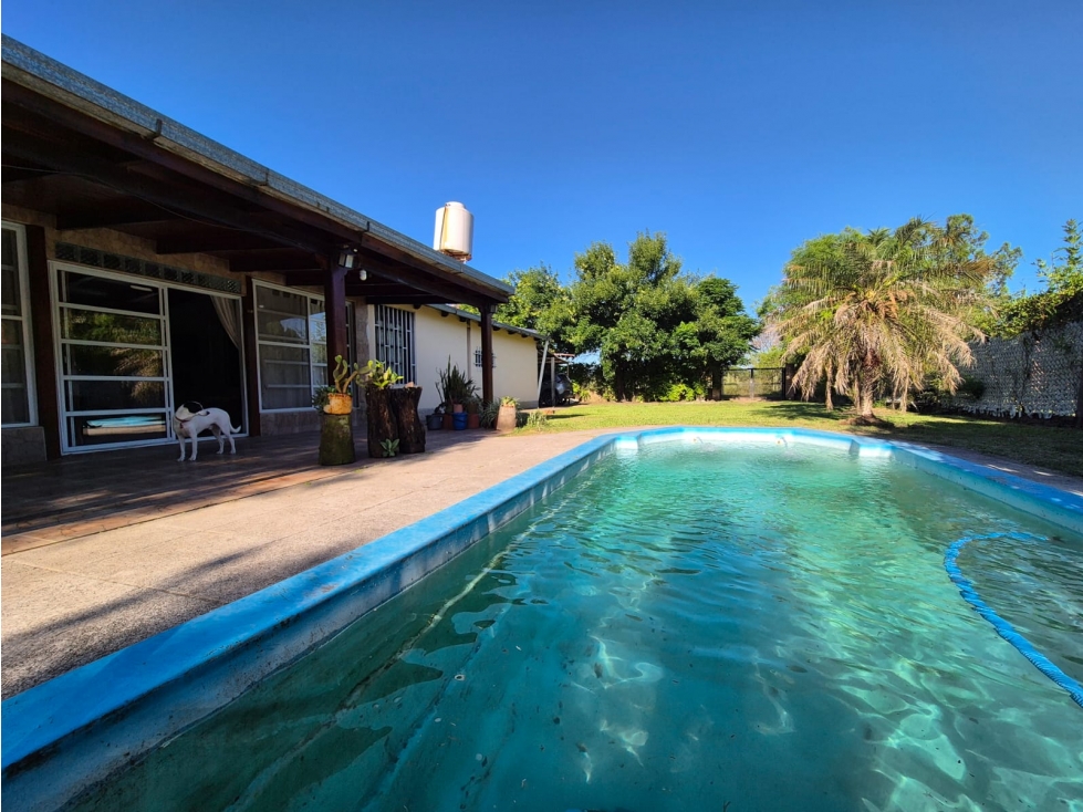 Casa con pileta sobre Ruta 11 camino a Colonia Benítez!