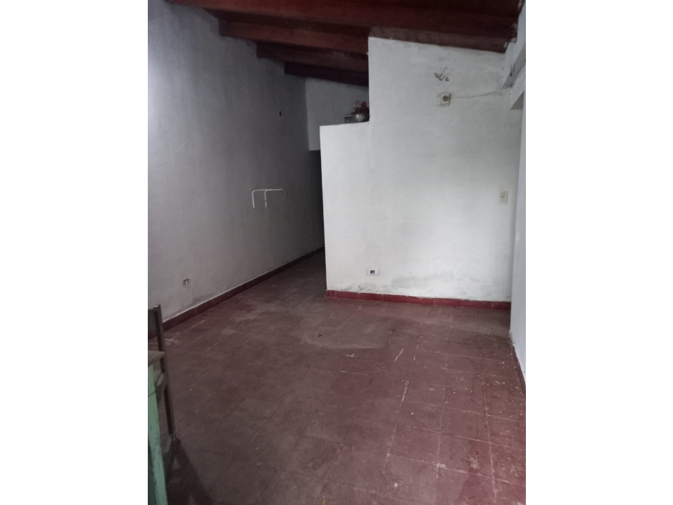 Casa 3 dormitorios en esquina céntrica y asfaltada, Puerto Tirol - 2